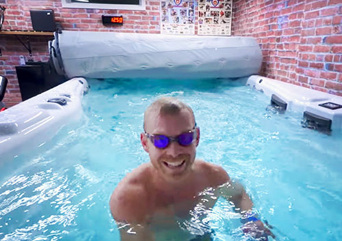 Taren Gesell nadando en su swim spa h2x