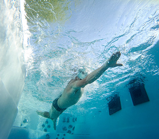 toma submarina de ben hoffman nadando en un swim spa h2x fitness