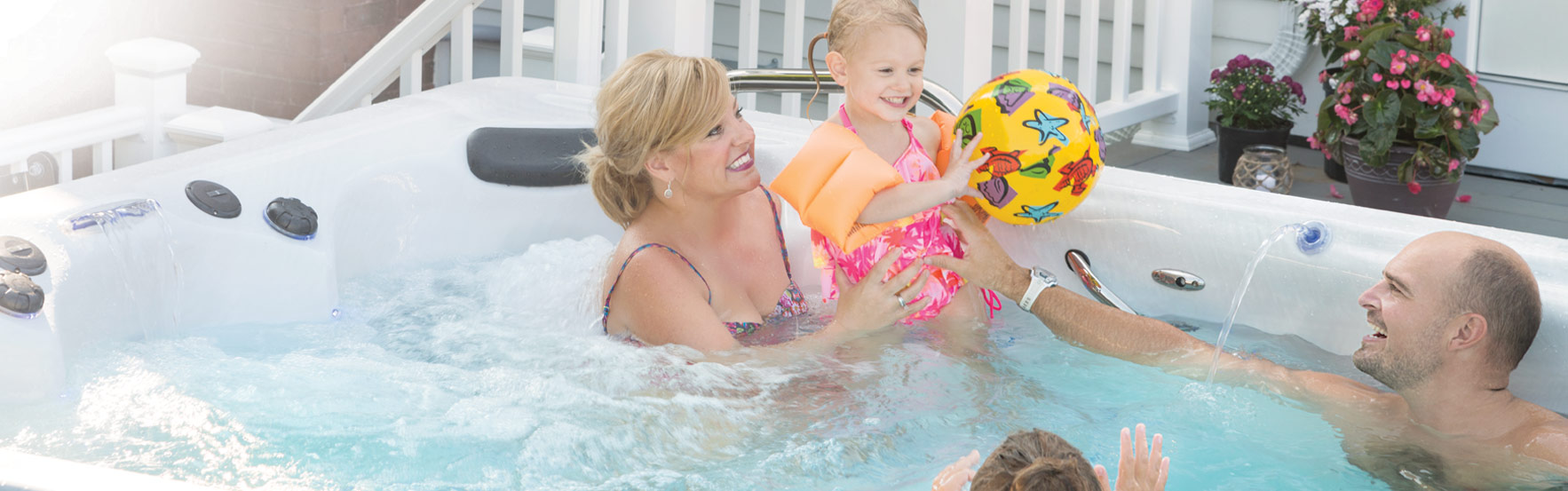 familia disfrutando de un swim spa h2x fitness de master spas