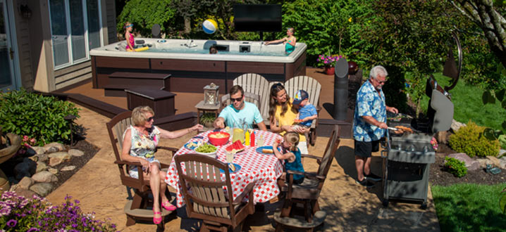 Una familia disfruta comiendo al aire libre cerca de un balneario