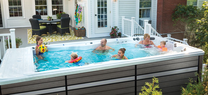 una familia entera disfrutando de un baño spa