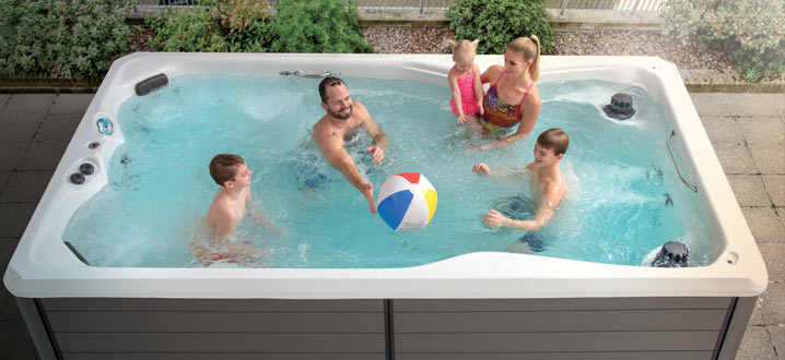 Familia jugando con un balón de playa en un balneario