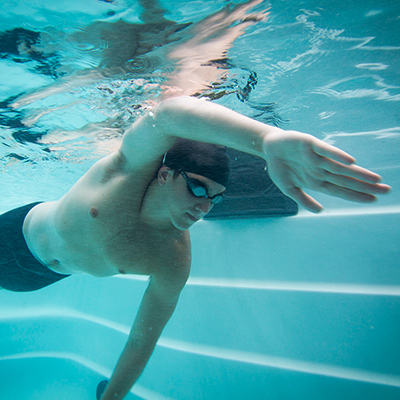 hombre Nadando bajo el agua