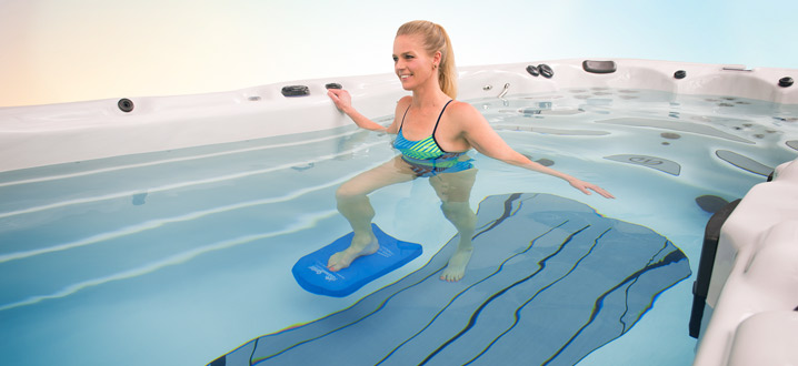 La flotabilidad del agua puede ayudar a aliviar la presión sobre las articulaciones para la terapia