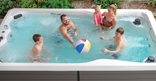 Sin necesidad de instalar una piscina, un spa H2x puede proporcionar un valioso tiempo en familia.