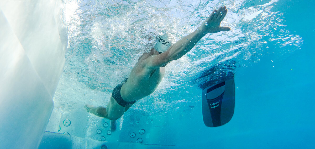 Vista submarina de una persona nadando en un spa de natación.