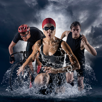 Triatletas corriendo y montando en bicicleta.