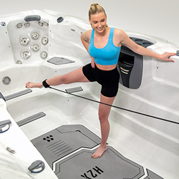 Mujer utilizando bandas elásticas en un spa de natación.