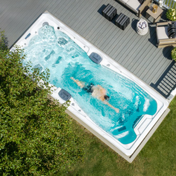 Imagen tomada desde un dron de un nadador en un Swim Spa de H2X Fitness.