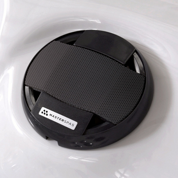 Altavoz del sistema de sonido Fusion Air en un spa de natación.