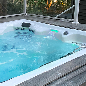 Elementos acuáticos en el interior de un Swim Spa H2X de MasterSpas.