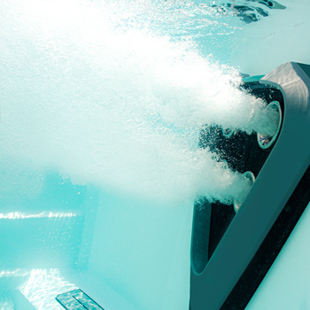 Un nadador dentro de un spa de natación de la serie Trainer.