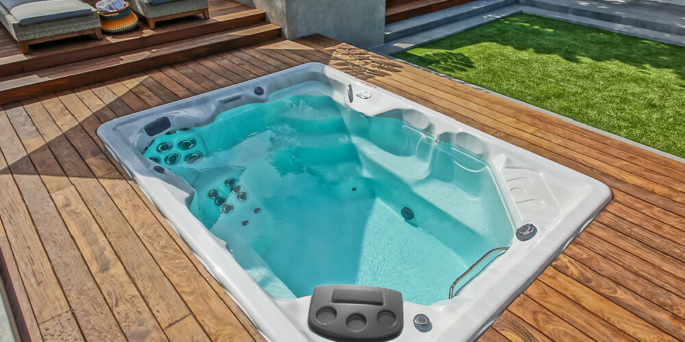 Privacidad y tu espacio exterior ideal con un spa de natación.
