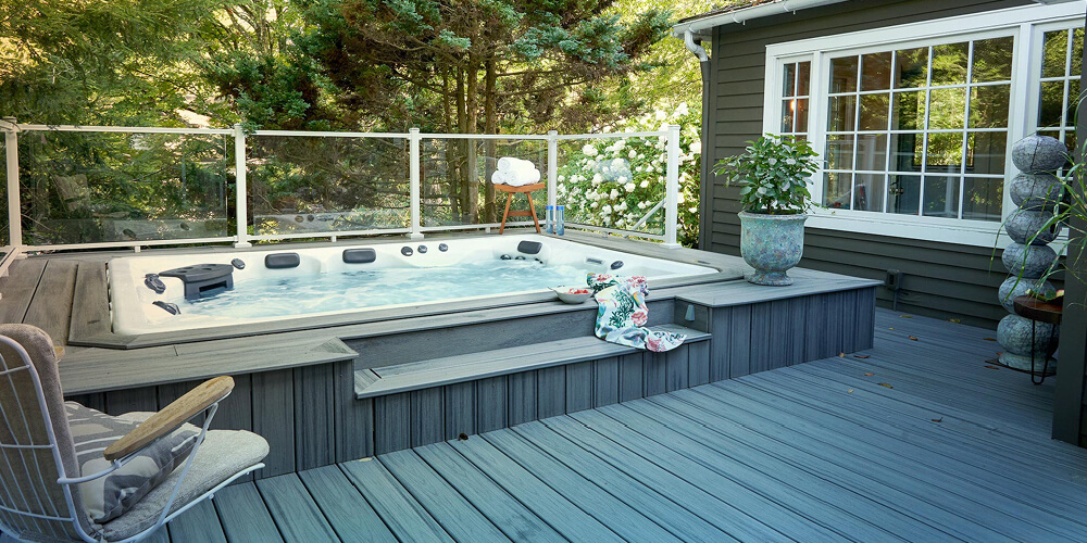 Una piscina Therapool instalada en la terraza del jardín.