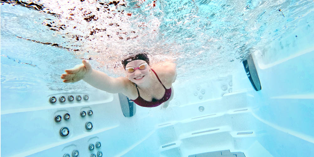 Imagen submarina de una mujer nadando en el agua.