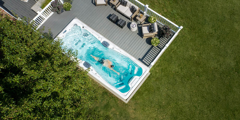 Imagen tomada desde un dron de una persona nadando contra la corriente en un spa de natación.