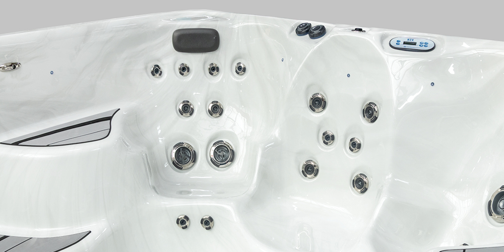 Chorros, sistema de suelo antideslizante «Comfort Floor» y panel de control en un spa de natación.