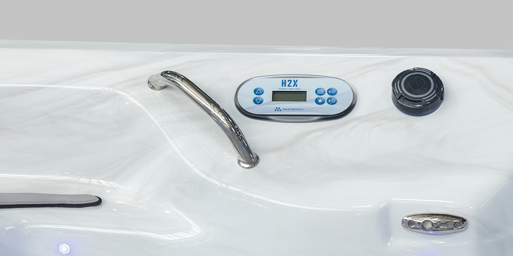 Primer plano del panel de control de un Swim Spa H2X.