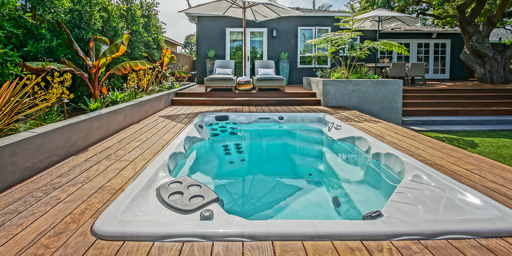 Piscina H2X Therapool D instalada en una terraza.