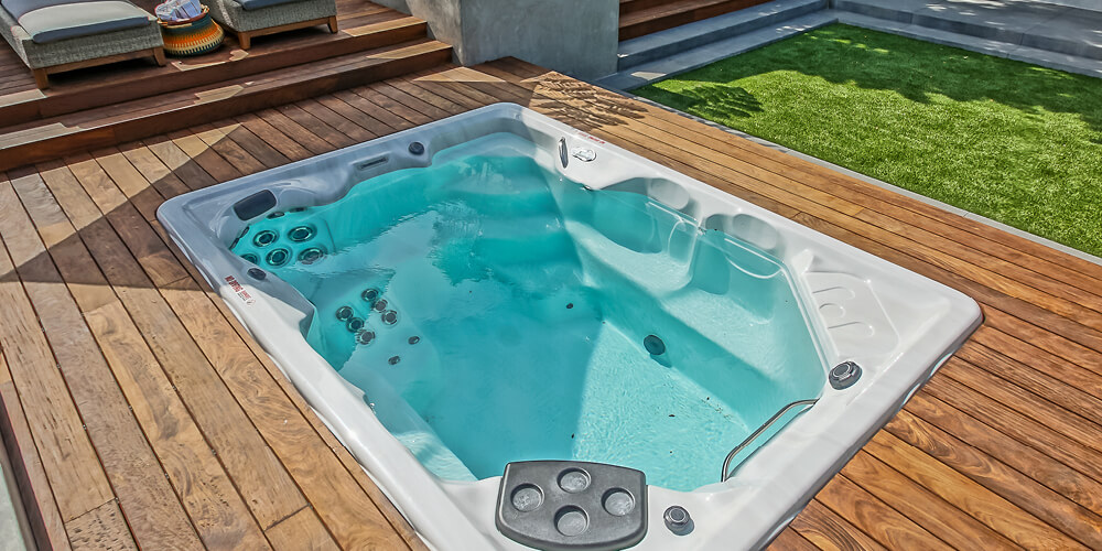 Spa de natación H2X Therapool D empotrado en una terraza.