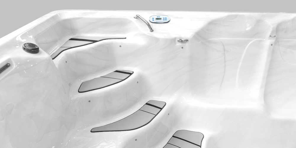 Escalones para spa de natación con el sistema de suelo antideslizante «Nonslip Comfort» instalado.