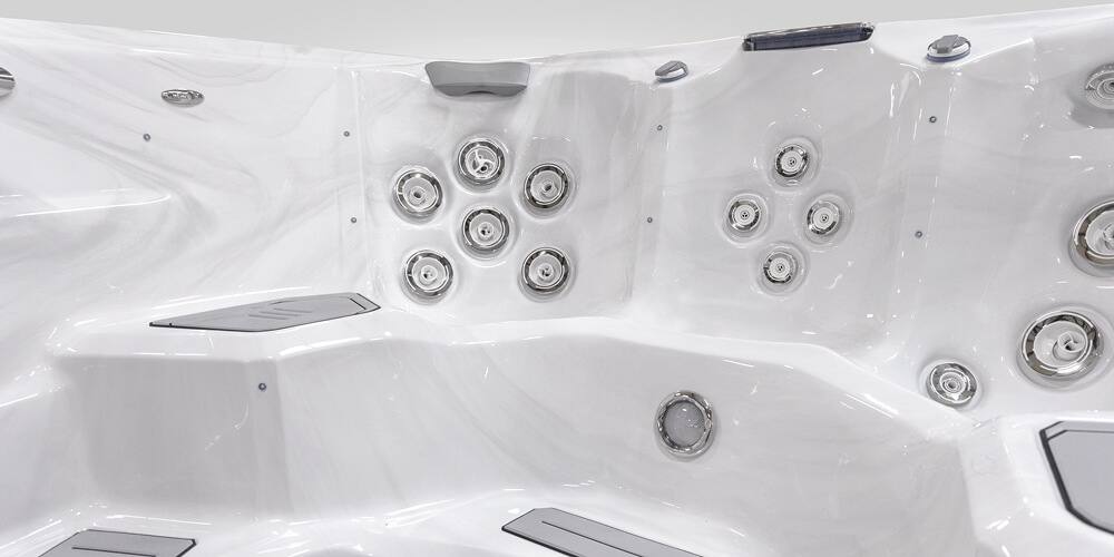 Vista del interior de un spa de natación H2X Fitness sin agua, con especial atención a los chorros.