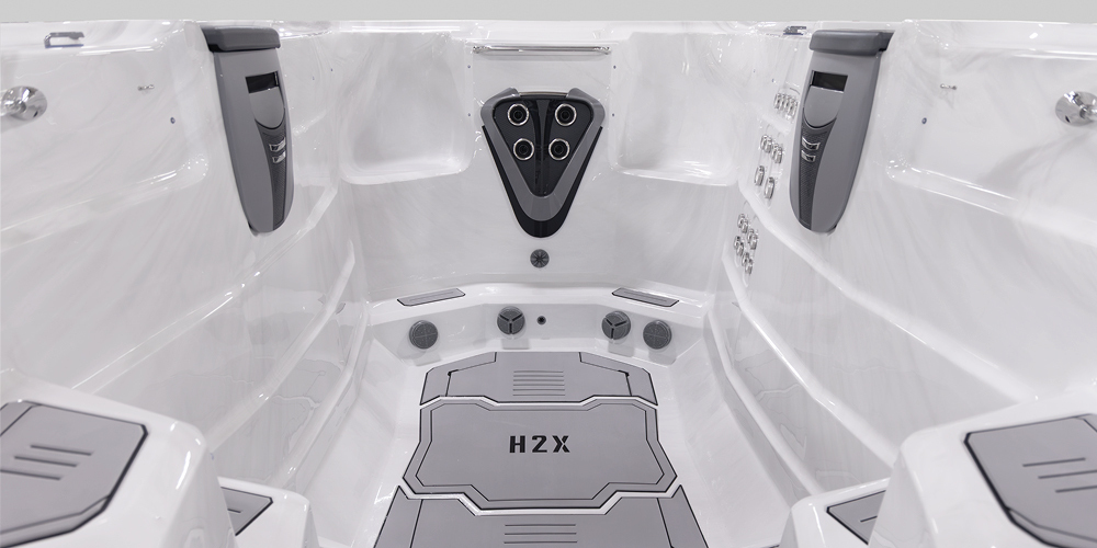Vista del interior de un spa de natación H2X Fitness sin agua, con especial atención a los chorros.