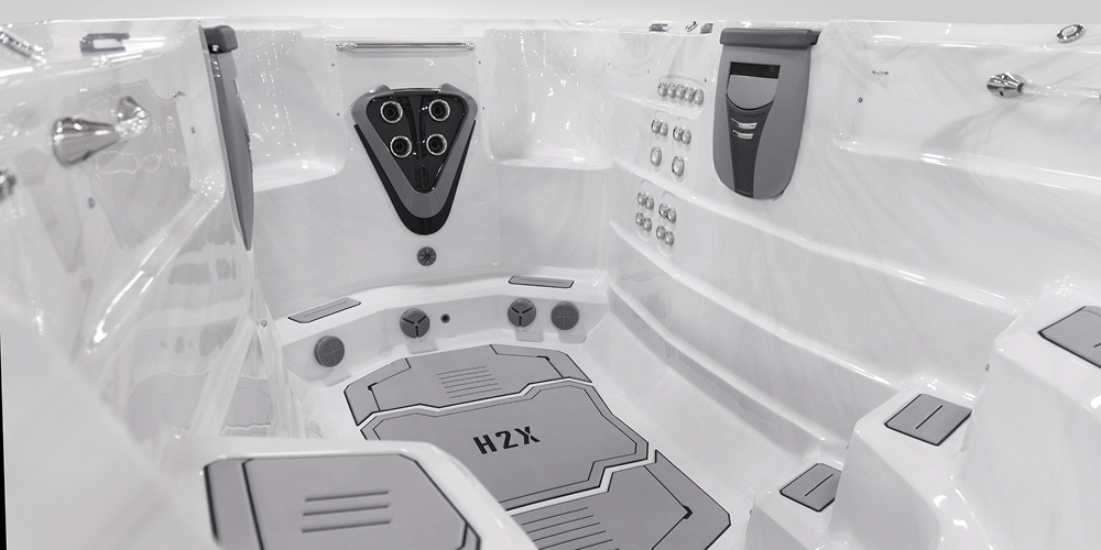 Vista del interior de un spa de natación H2X Fitness sin agua, con especial atención a los chorros.