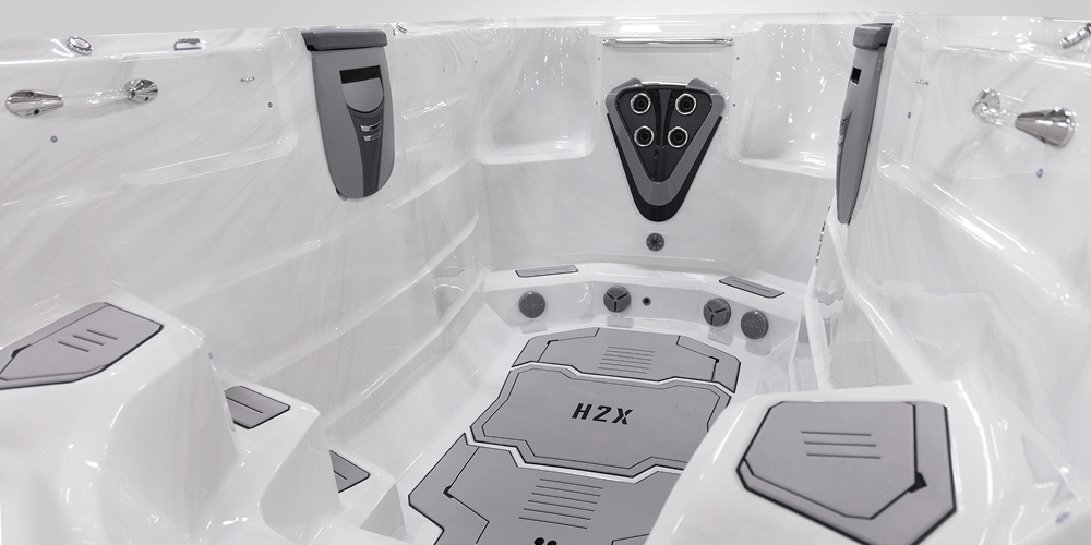 Vista del interior de un spa de natación H2X Fitness sin agua, con especial atención a los chorros.