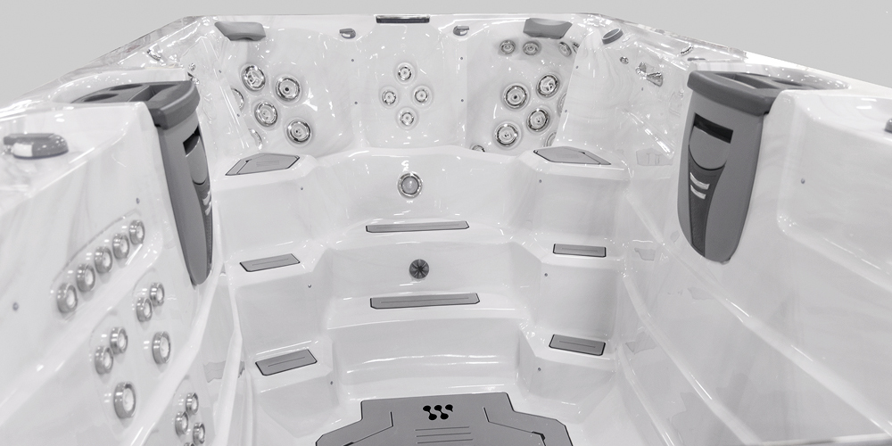 Vista del interior de un spa de natación H2X Fitness sin agua, con especial atención a los chorros.