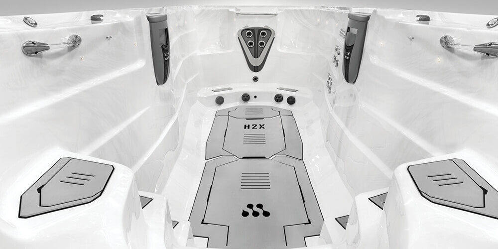 Sistema de suelo antideslizante y cómodo en un Swim Spa H2X en seco.