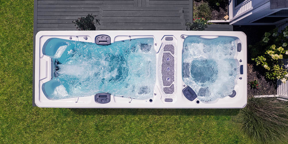 Vista desde un dron justo encima de un spa de natación con el sistema de propulsión activado.